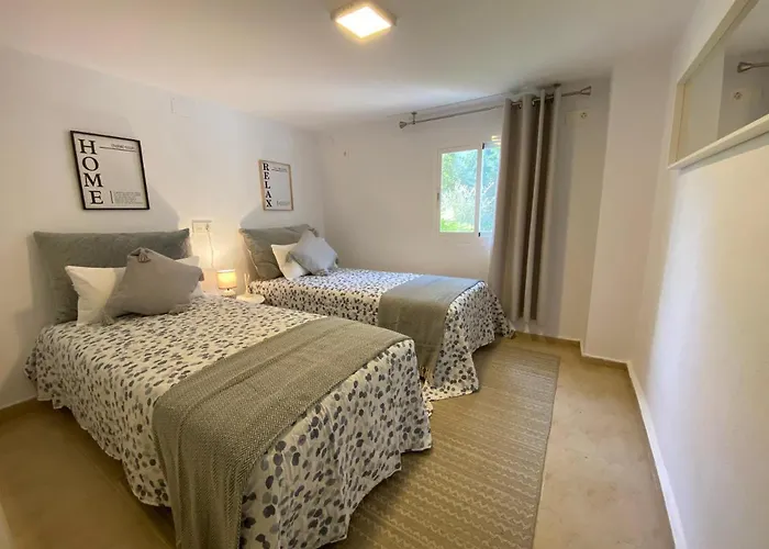 Private Pool & Garden - Walk To & Hébergement de vacances *